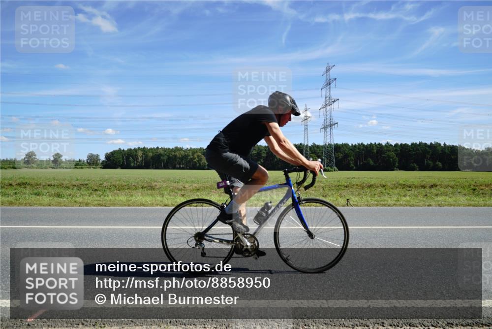 07.09.2025 - 19. Norderstedt Triathlon Michael Burmester http://msf.ph/oto/8858950 07.09.2025 13:20:45 Radfahren 333, 358 meine-sportfotos.de
