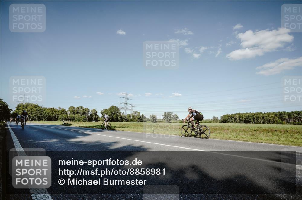 07.09.2025 - 19. Norderstedt Triathlon Michael Burmester http://msf.ph/oto/8858981 07.09.2025 15:43:38 Radfahren 445, 546 meine-sportfotos.de
