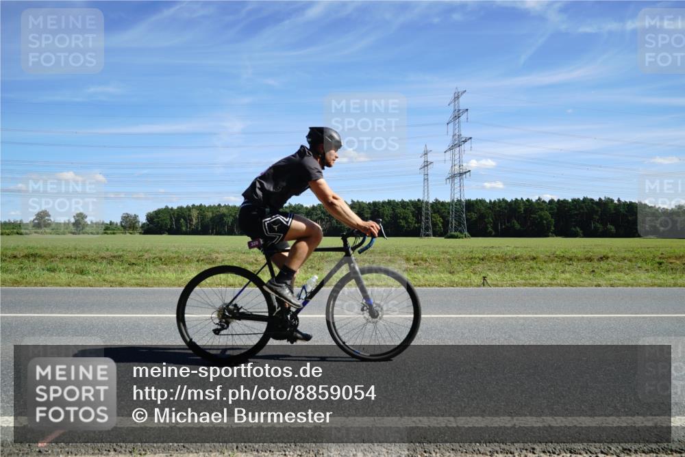 07.09.2025 - 19. Norderstedt Triathlon Michael Burmester http://msf.ph/oto/8859054 07.09.2025 13:25:24 Radfahren 320 meine-sportfotos.de