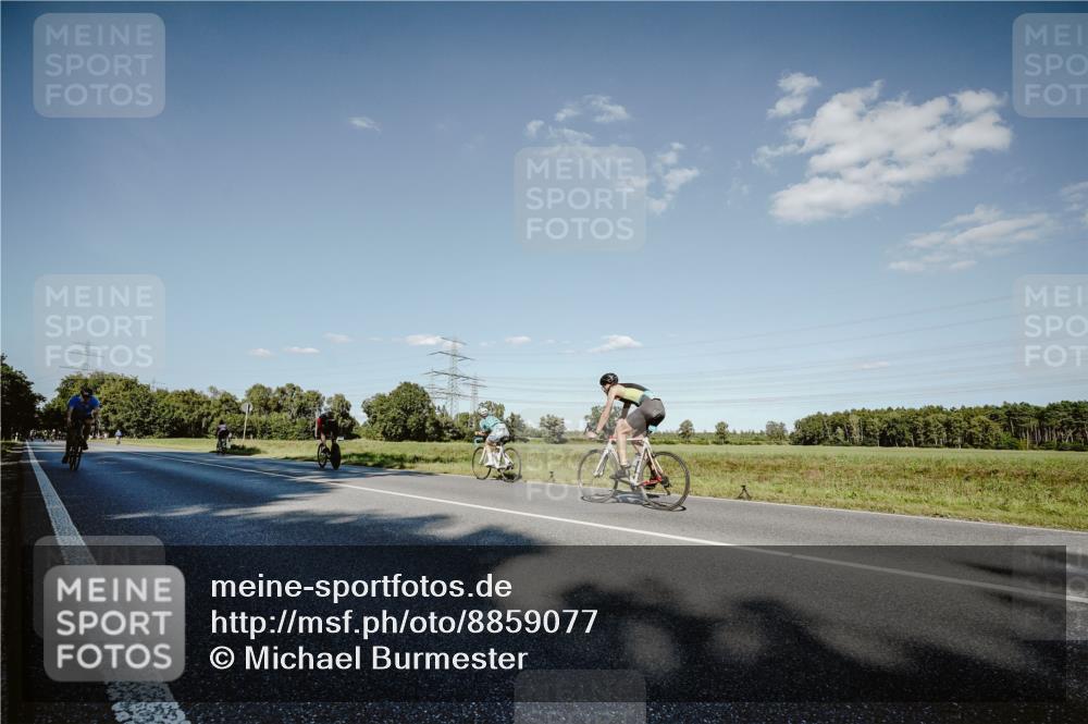 07.09.2025 - 19. Norderstedt Triathlon Michael Burmester http://msf.ph/oto/8859077 07.09.2025 15:44:21 Radfahren 383, 542, 884, 936 meine-sportfotos.de