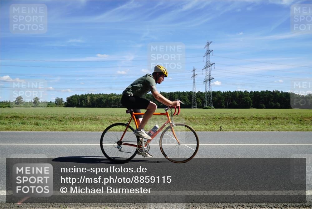 07.09.2025 - 19. Norderstedt Triathlon Michael Burmester http://msf.ph/oto/8859115 07.09.2025 13:28:14 Radfahren 325 meine-sportfotos.de