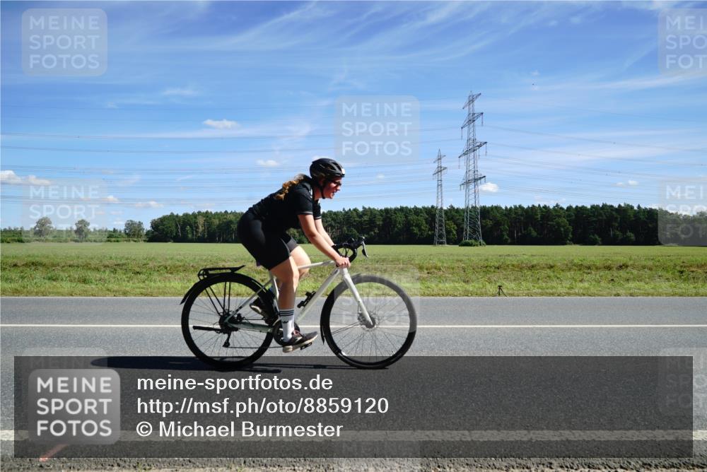 07.09.2025 - 19. Norderstedt Triathlon Michael Burmester http://msf.ph/oto/8859120 07.09.2025 13:28:36 Radfahren 355 meine-sportfotos.de
