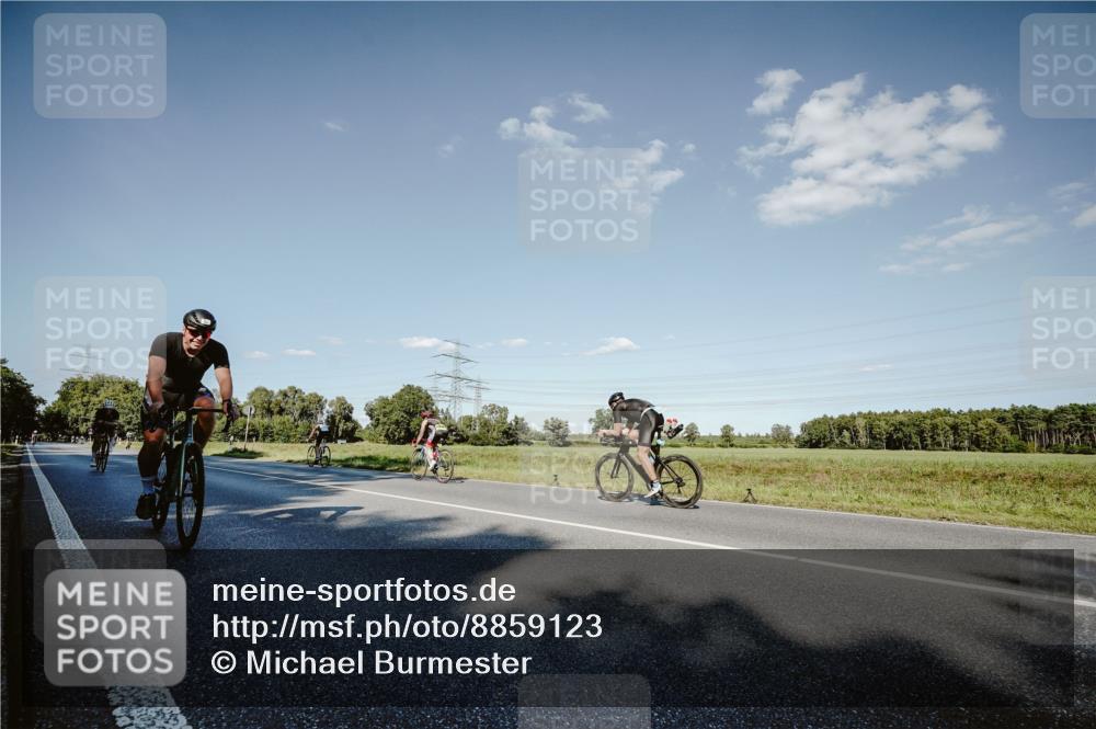 07.09.2025 - 19. Norderstedt Triathlon Michael Burmester http://msf.ph/oto/8859123 07.09.2025 15:44:38 Radfahren 401, 1475, 1482 meine-sportfotos.de