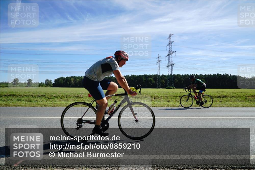 07.09.2025 - 19. Norderstedt Triathlon Michael Burmester http://msf.ph/oto/8859210 07.09.2025 11:36:39 Radfahren 826, 849 meine-sportfotos.de