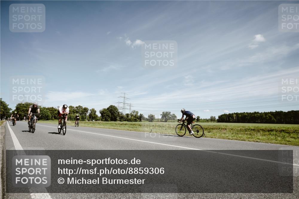 07.09.2025 - 19. Norderstedt Triathlon Michael Burmester http://msf.ph/oto/8859306 07.09.2025 12:43:04 Radfahren 239, 266, 1322 meine-sportfotos.de
