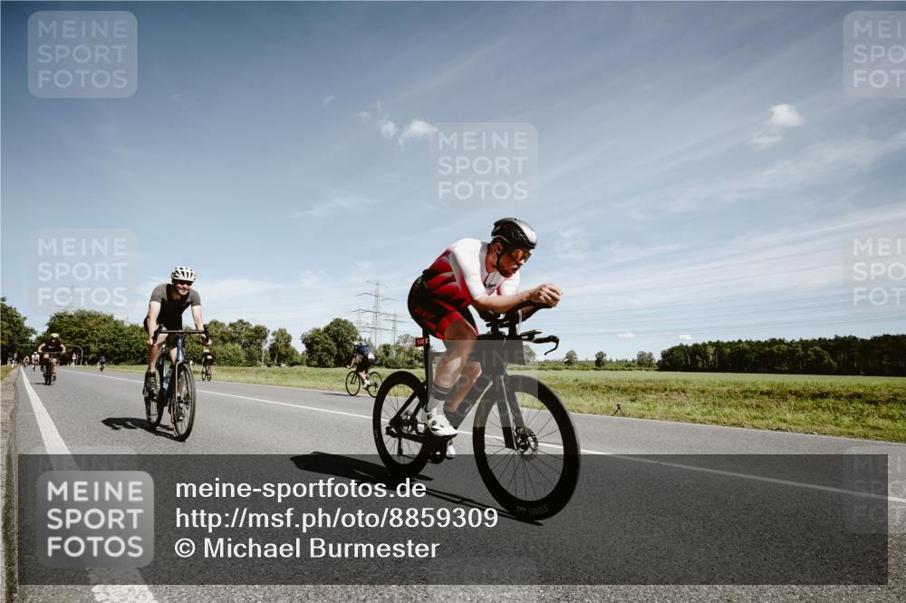 07.09.2025 - 19. Norderstedt Triathlon Michael Burmester http://msf.ph/oto/8859309 07.09.2025 12:43:05 Radfahren 239, 266, 1322 meine-sportfotos.de