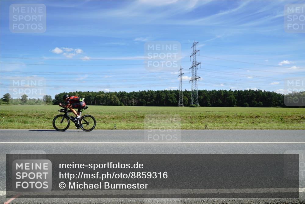 07.09.2025 - 19. Norderstedt Triathlon Michael Burmester http://msf.ph/oto/8859316 07.09.2025 13:35:51 Radfahren 994 meine-sportfotos.de