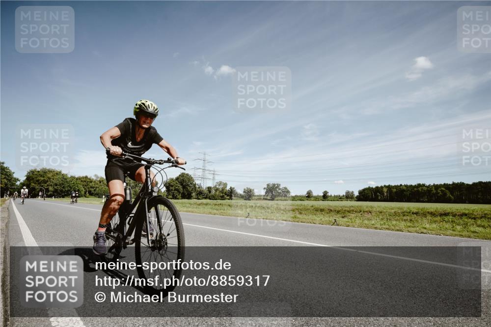 07.09.2025 - 19. Norderstedt Triathlon Michael Burmester http://msf.ph/oto/8859317 07.09.2025 12:43:07 Radfahren 145, 239, 266, 1322 meine-sportfotos.de