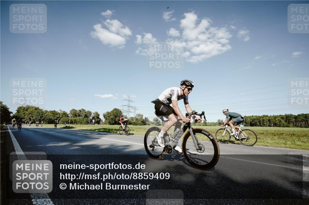 07.09.2025 - 19. Norderstedt Triathlon Michael Burmester http://msf.ph/oto/8859409 07.09.2025 15:46:23 Radfahren 518, 912, 933, 1407 meine-sportfotos.de