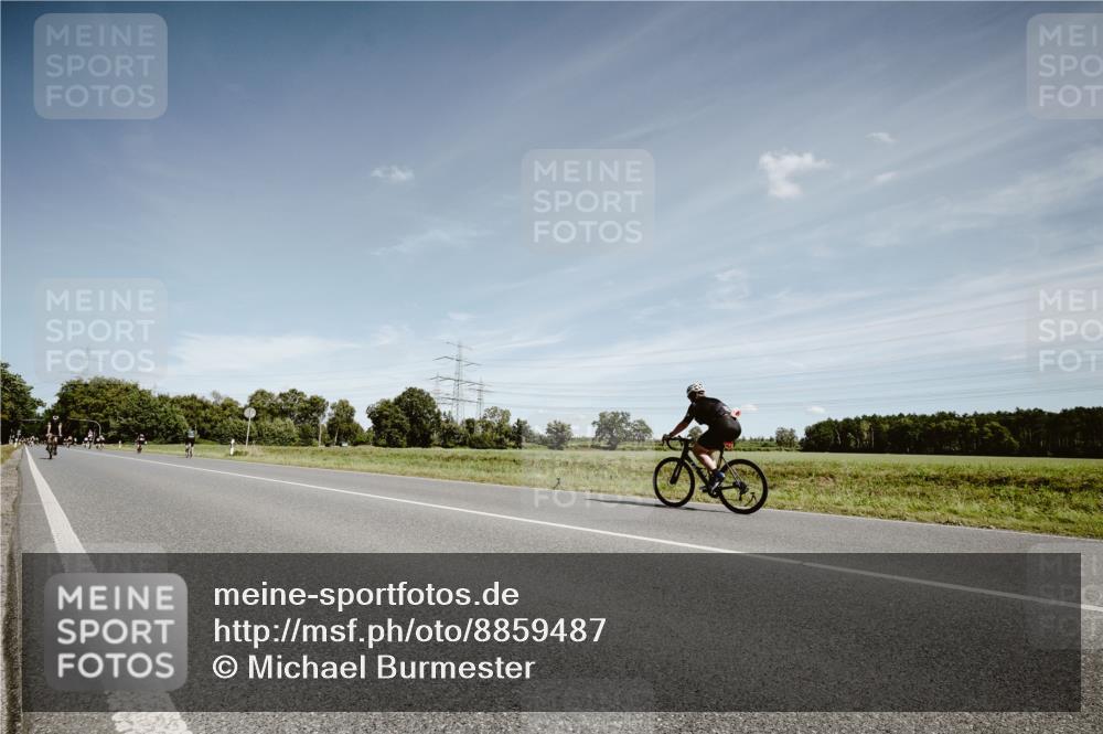 07.09.2025 - 19. Norderstedt Triathlon Michael Burmester http://msf.ph/oto/8859487 07.09.2025 12:44:35 Radfahren 250, 307, 1238 meine-sportfotos.de