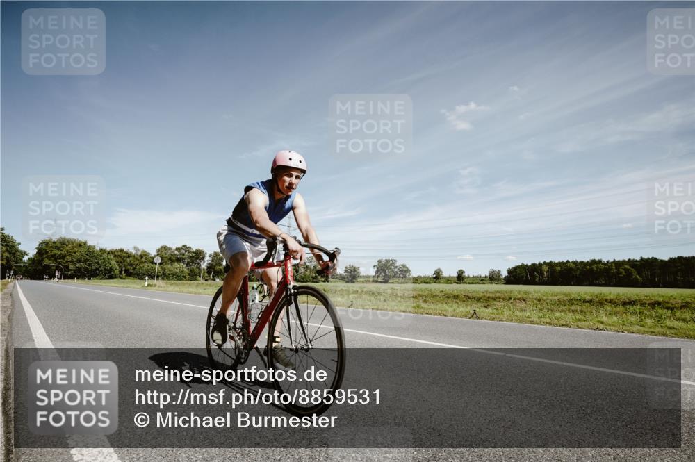 07.09.2025 - 19. Norderstedt Triathlon Michael Burmester http://msf.ph/oto/8859531 07.09.2025 12:45:09 Radfahren 1295 meine-sportfotos.de