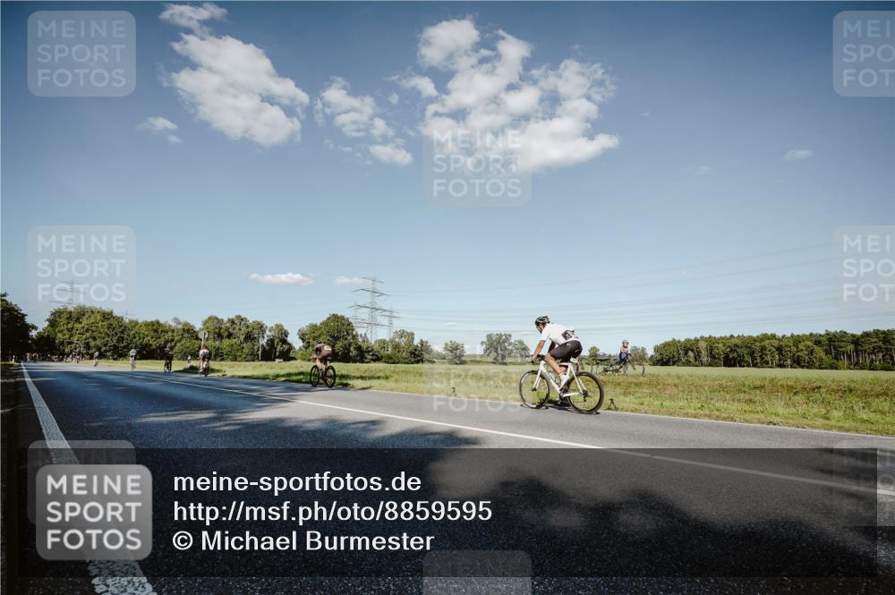 07.09.2025 - 19. Norderstedt Triathlon Michael Burmester http://msf.ph/oto/8859595 07.09.2025 15:47:31 Radfahren 464, 529 meine-sportfotos.de