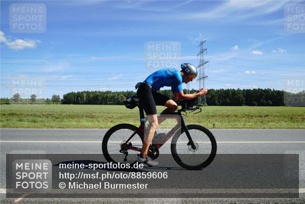 07.09.2025 - 19. Norderstedt Triathlon Michael Burmester http://msf.ph/oto/8859606 07.09.2025 13:41:07 Radfahren 880 meine-sportfotos.de
