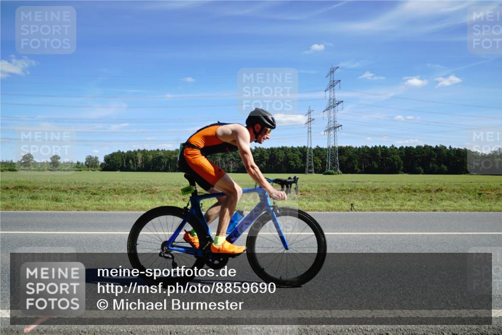 07.09.2025 - 19. Norderstedt Triathlon Michael Burmester http://msf.ph/oto/8859690 07.09.2025 13:42:16 Radfahren 1002 meine-sportfotos.de