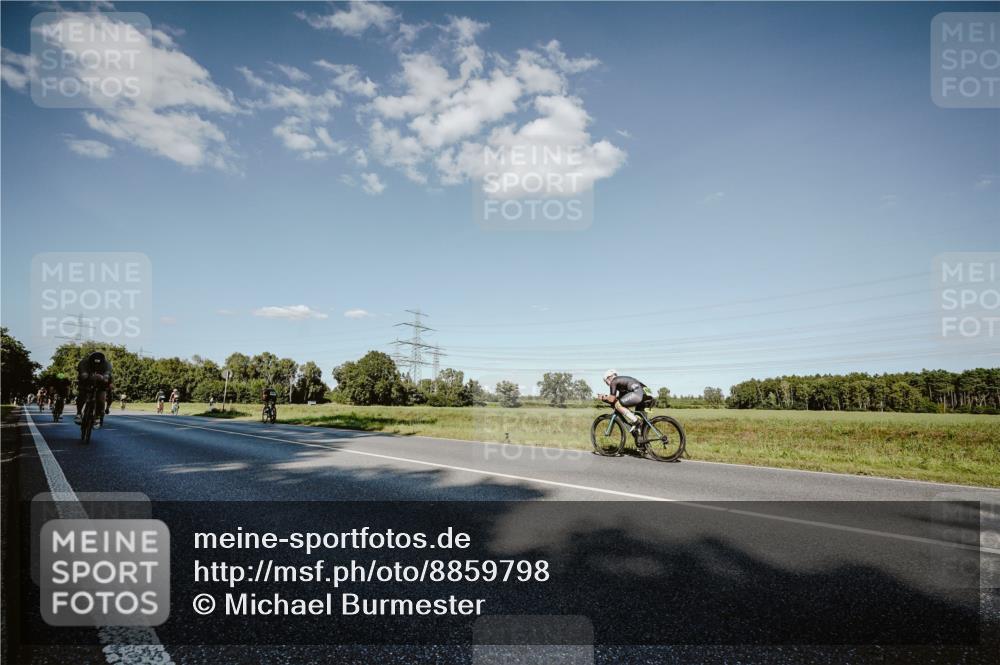 07.09.2025 - 19. Norderstedt Triathlon Michael Burmester http://msf.ph/oto/8859798 07.09.2025 15:48:49 Radfahren 384, 516, 522, 1405 meine-sportfotos.de