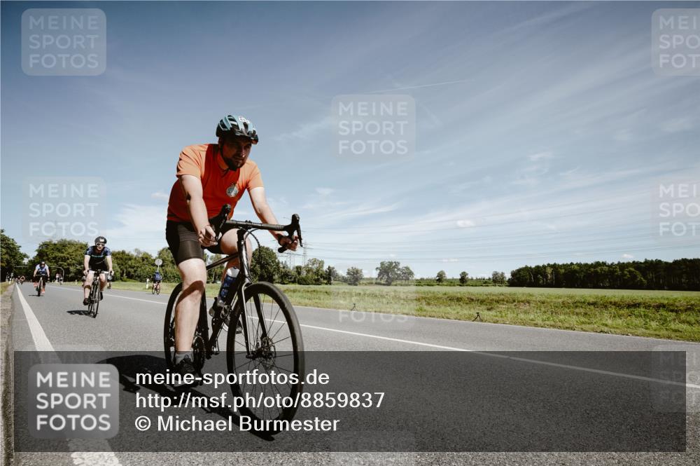 07.09.2025 - 19. Norderstedt Triathlon Michael Burmester http://msf.ph/oto/8859837 07.09.2025 12:48:45 Radfahren 283, 810, 853 meine-sportfotos.de