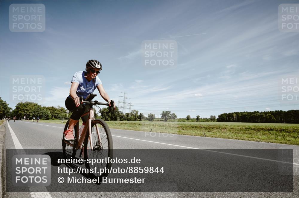 07.09.2025 - 19. Norderstedt Triathlon Michael Burmester http://msf.ph/oto/8859844 07.09.2025 12:48:48 Radfahren 283, 810, 853 meine-sportfotos.de
