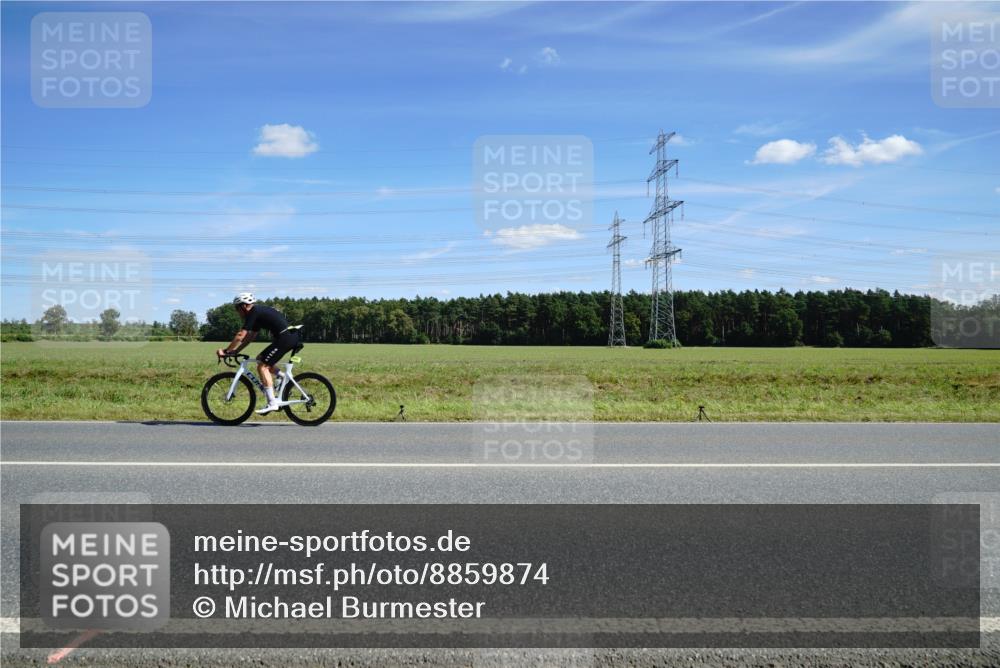 07.09.2025 - 19. Norderstedt Triathlon Michael Burmester http://msf.ph/oto/8859874 07.09.2025 13:44:11 Radfahren 422, 958 meine-sportfotos.de