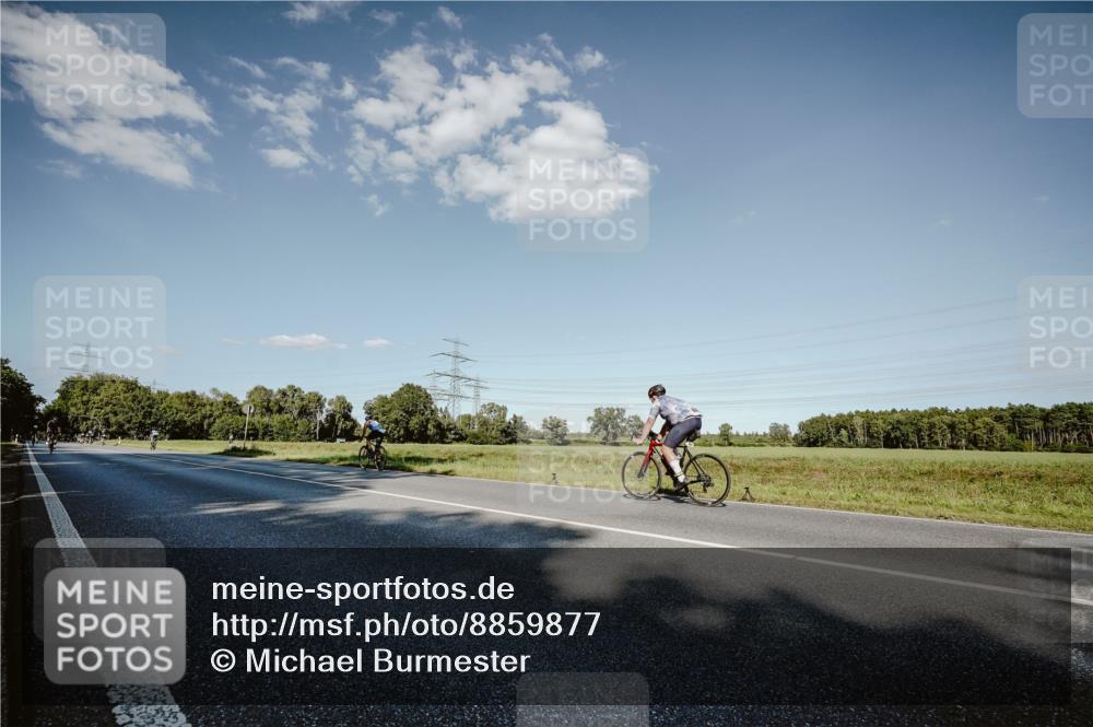 07.09.2025 - 19. Norderstedt Triathlon Michael Burmester http://msf.ph/oto/8859877 07.09.2025 15:49:21 Radfahren 934, 938 meine-sportfotos.de