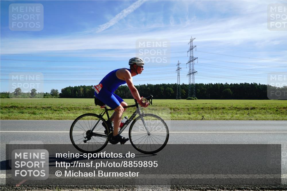 07.09.2025 - 19. Norderstedt Triathlon Michael Burmester http://msf.ph/oto/8859895 07.09.2025 11:43:40 Radfahren 830, 1228 meine-sportfotos.de