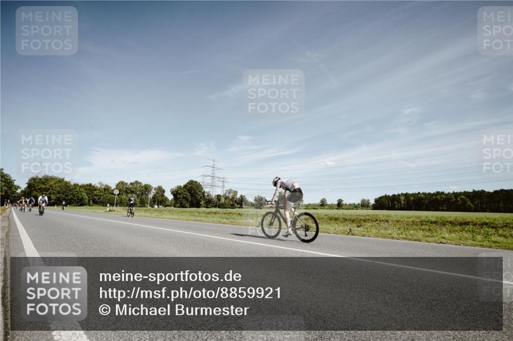 07.09.2025 - 19. Norderstedt Triathlon Michael Burmester http://msf.ph/oto/8859921 07.09.2025 12:49:41 Radfahren 174 meine-sportfotos.de