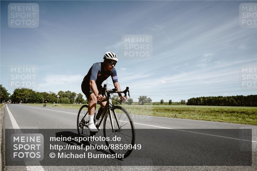 07.09.2025 - 19. Norderstedt Triathlon Michael Burmester http://msf.ph/oto/8859949 07.09.2025 12:49:57 Radfahren 1354 meine-sportfotos.de