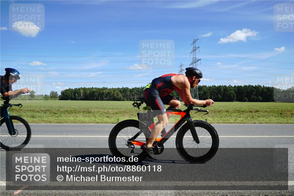 07.09.2025 - 19. Norderstedt Triathlon Michael Burmester http://msf.ph/oto/8860118 07.09.2025 13:47:38 Radfahren 961, 964 meine-sportfotos.de
