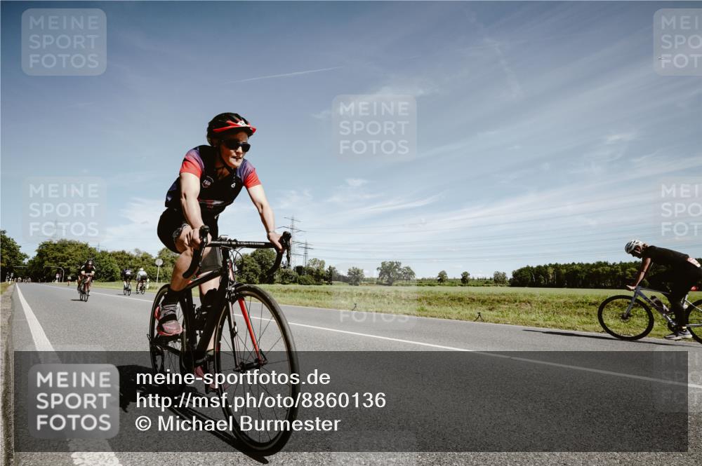 07.09.2025 - 19. Norderstedt Triathlon Michael Burmester http://msf.ph/oto/8860136 07.09.2025 12:51:52 Radfahren 211, 357, 745, 799 meine-sportfotos.de