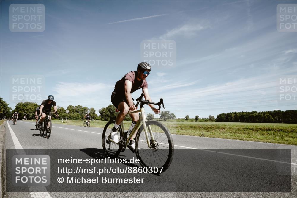 07.09.2025 - 19. Norderstedt Triathlon Michael Burmester http://msf.ph/oto/8860307 07.09.2025 12:54:02 Radfahren 214, 264, 270, 349, 350 meine-sportfotos.de