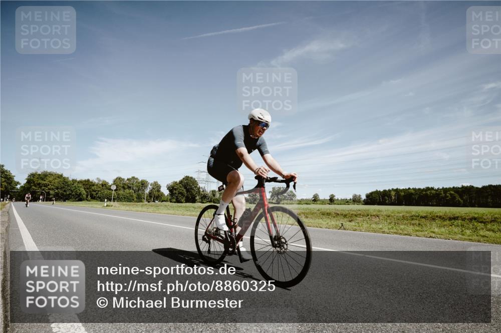 07.09.2025 - 19. Norderstedt Triathlon Michael Burmester http://msf.ph/oto/8860325 07.09.2025 12:54:08 Radfahren 321, 334, 350 meine-sportfotos.de