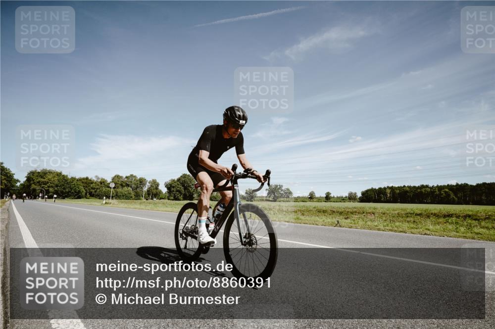 07.09.2025 - 19. Norderstedt Triathlon Michael Burmester http://msf.ph/oto/8860391 07.09.2025 12:55:14 Radfahren 295, 320, 804, 1328 meine-sportfotos.de