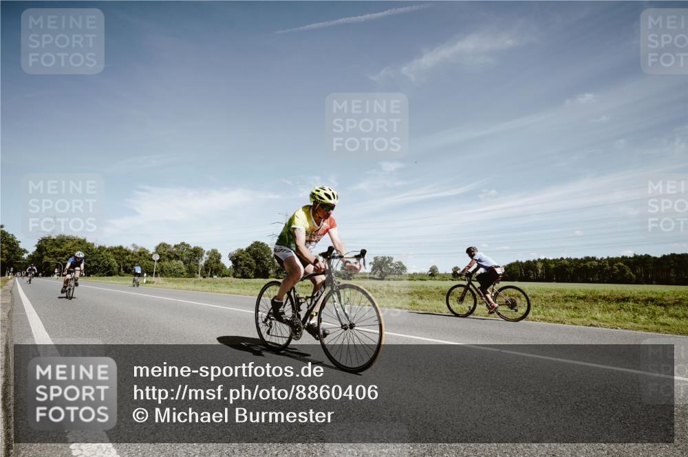 07.09.2025 - 19. Norderstedt Triathlon Michael Burmester http://msf.ph/oto/8860406 07.09.2025 12:55:27 Radfahren 332, 359 meine-sportfotos.de