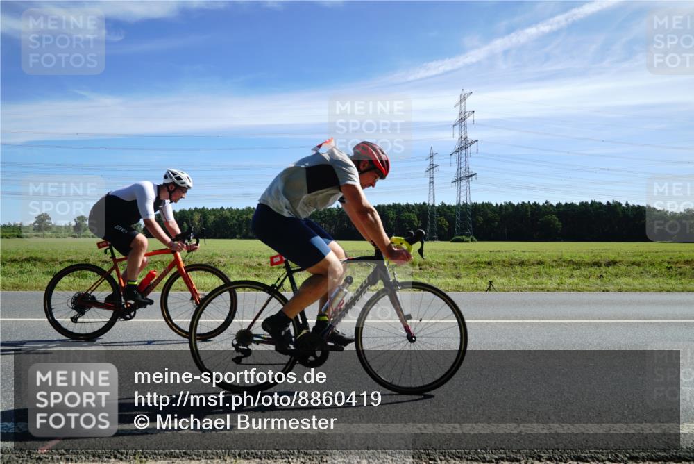 07.09.2025 - 19. Norderstedt Triathlon Michael Burmester http://msf.ph/oto/8860419 07.09.2025 11:49:59 Radfahren 826, 849 meine-sportfotos.de