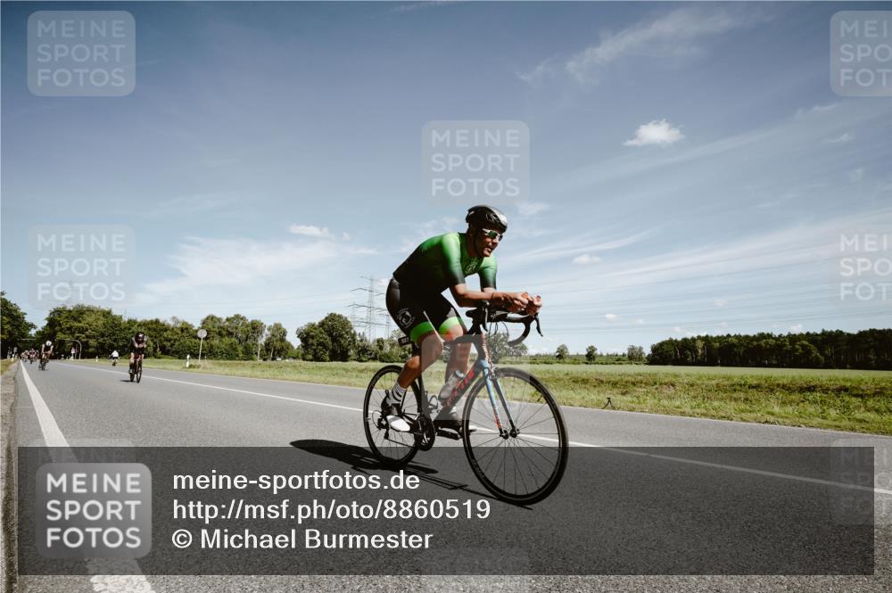 07.09.2025 - 19. Norderstedt Triathlon Michael Burmester http://msf.ph/oto/8860519 07.09.2025 12:56:49 Radfahren 141, 265, 327, 345 meine-sportfotos.de
