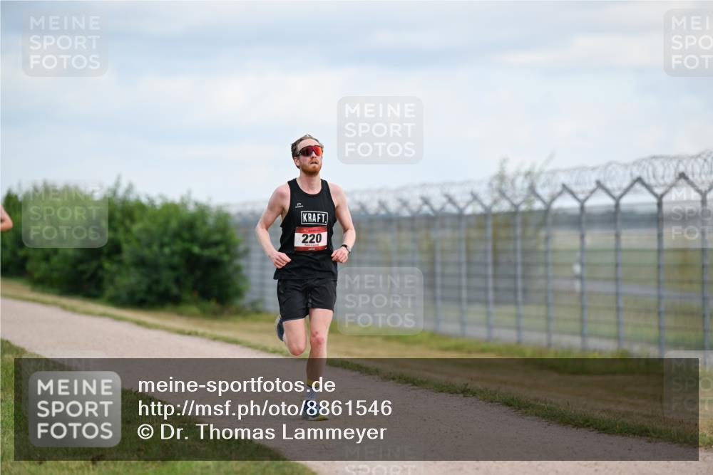 14.09.2025 - Airport Race Dr. Thomas Lammeyer http://msf.ph/oto/8861546 14.09.2025 11:57:47 Laufen 220 meine-sportfotos.de