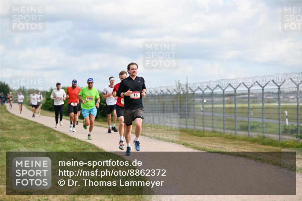14.09.2025 - Airport Race Dr. Thomas Lammeyer http://msf.ph/oto/8862372 14.09.2025 12:01:22 Laufen 16, 1948 meine-sportfotos.de