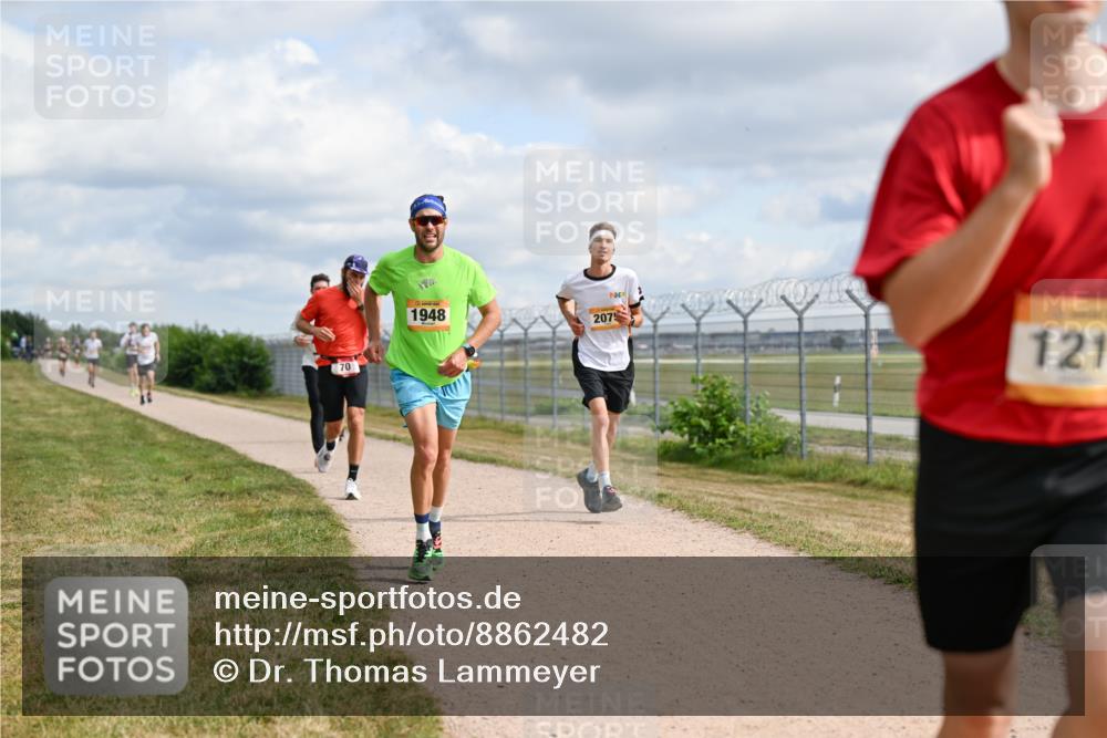 14.09.2025 - Airport Race Dr. Thomas Lammeyer http://msf.ph/oto/8862482 14.09.2025 12:01:27 Laufen 70, 1948, 2075, 121 meine-sportfotos.de