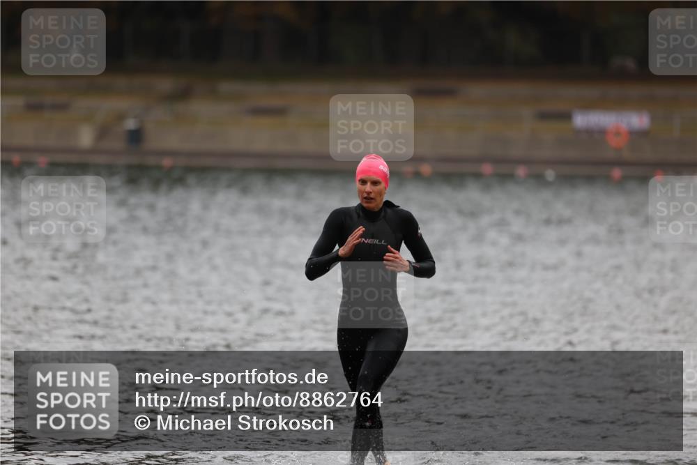 14.09.2025 - Stadtparktriathlon Michael Strokosch http://msf.ph/oto/8862764 14.09.2025 10:11:04 Schwimmen 664, 674 meine-sportfotos.de