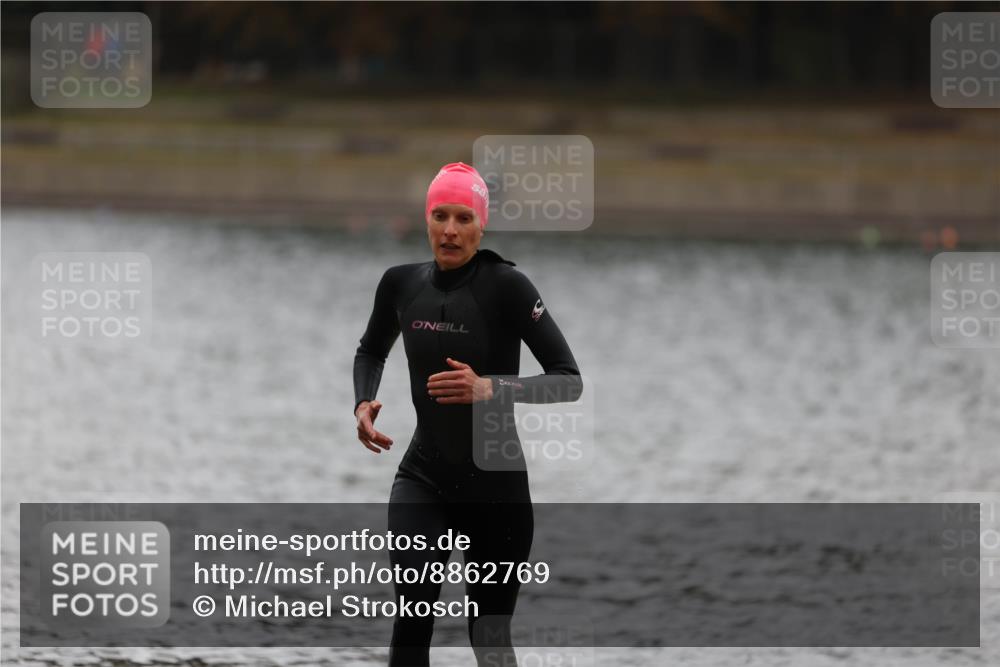 14.09.2025 - Stadtparktriathlon Michael Strokosch http://msf.ph/oto/8862769 14.09.2025 10:11:05 Schwimmen 664, 674 meine-sportfotos.de