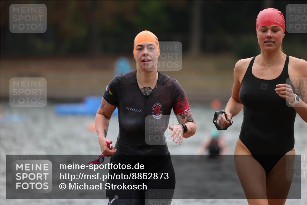 14.09.2025 - Stadtparktriathlon Michael Strokosch http://msf.ph/oto/8862873 14.09.2025 10:12:23 Schwimmen 667, 676 meine-sportfotos.de