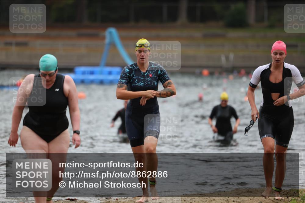 14.09.2025 - Stadtparktriathlon Michael Strokosch http://msf.ph/oto/8862886 14.09.2025 10:12:45 Schwimmen 687, 693, 708 meine-sportfotos.de