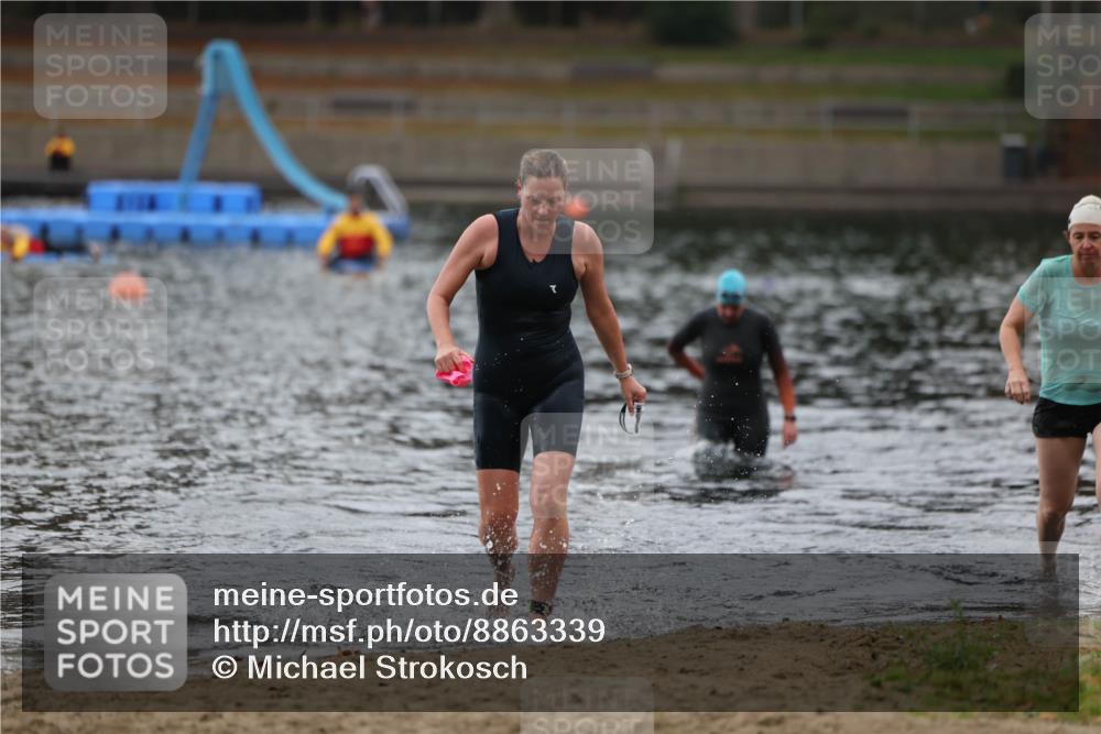 14.09.2025 - Stadtparktriathlon Michael Strokosch http://msf.ph/oto/8863339 14.09.2025 10:18:10 Schwimmen 655, 678 meine-sportfotos.de