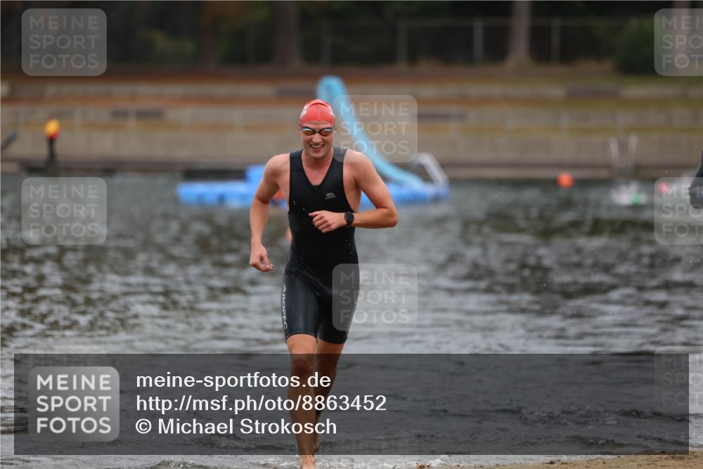 14.09.2025 - Stadtparktriathlon Michael Strokosch http://msf.ph/oto/8863452 14.09.2025 10:29:08 Schwimmen 735, 793 meine-sportfotos.de