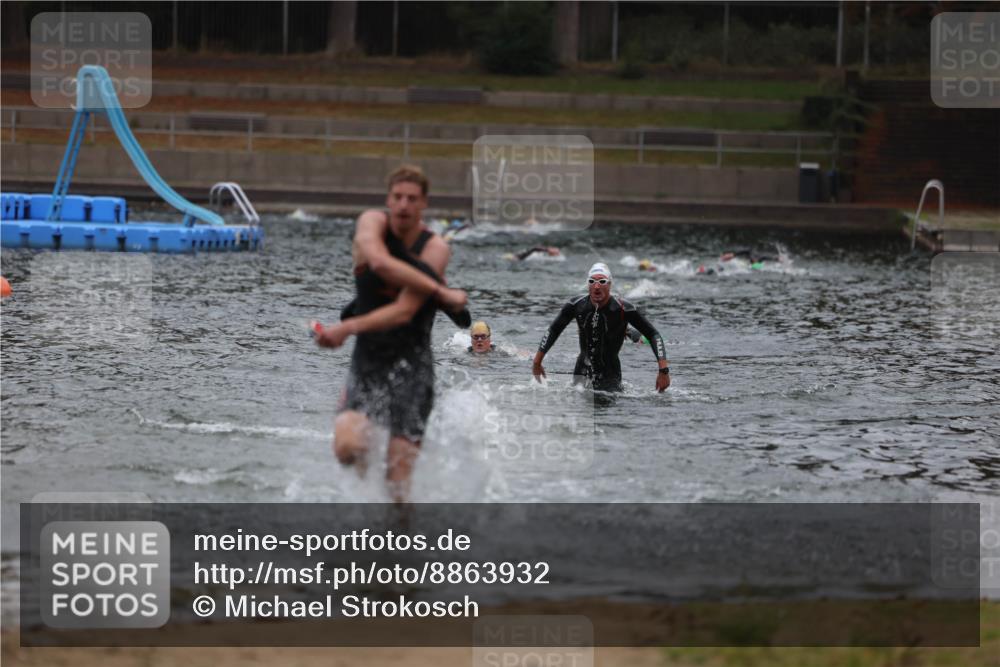 14.09.2025 - Stadtparktriathlon Michael Strokosch http://msf.ph/oto/8863932 14.09.2025 08:50:03 Schwimmen 351, 355 meine-sportfotos.de
