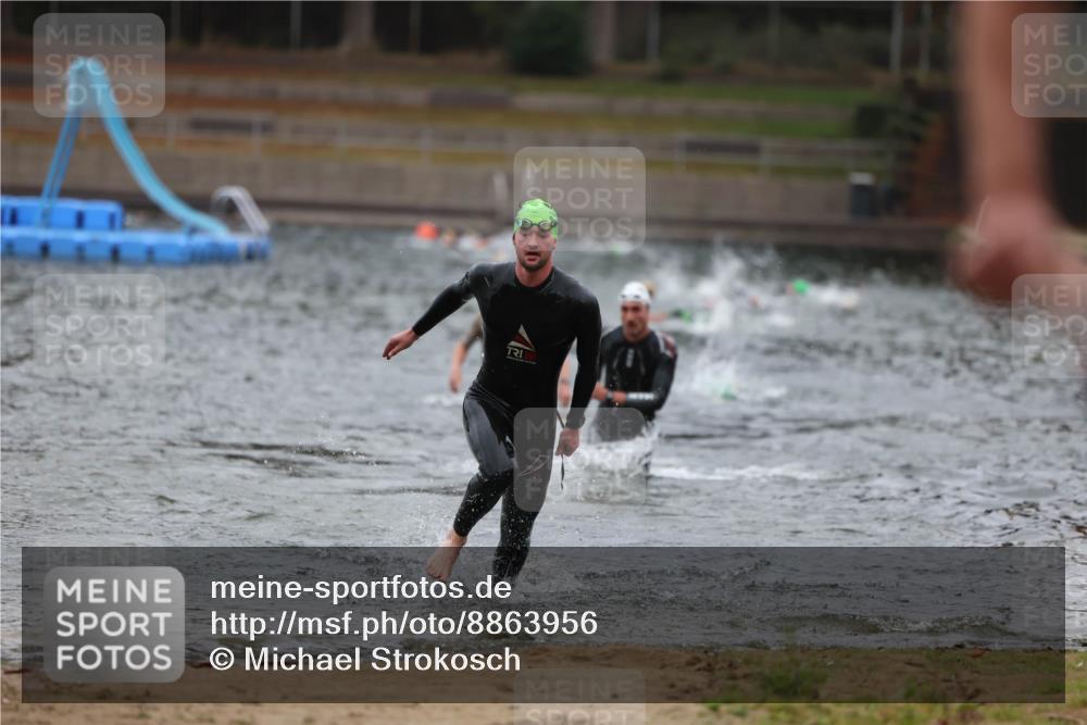 14.09.2025 - Stadtparktriathlon Michael Strokosch http://msf.ph/oto/8863956 14.09.2025 08:50:08 Schwimmen 309, 351, 355 meine-sportfotos.de