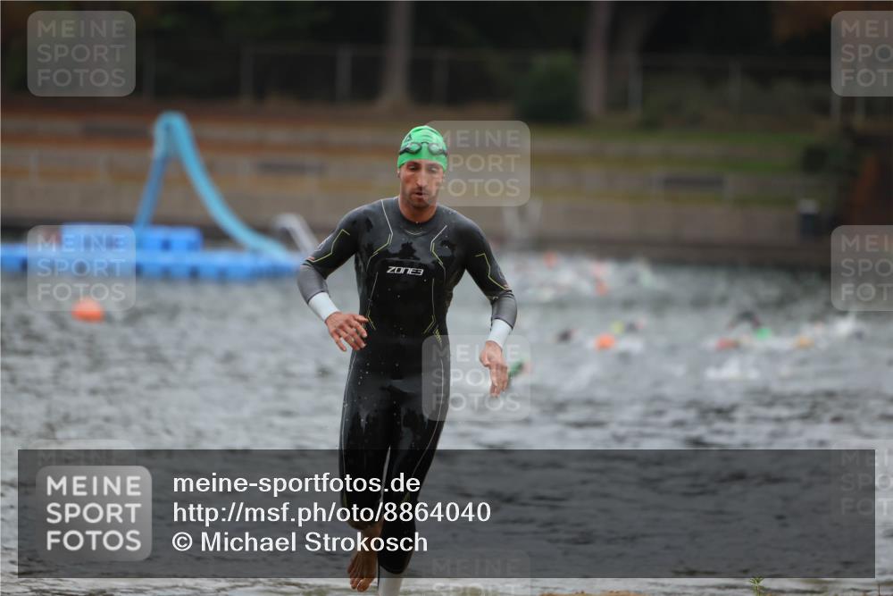 14.09.2025 - Stadtparktriathlon Michael Strokosch http://msf.ph/oto/8864040 14.09.2025 08:50:27 Schwimmen 330, 335 meine-sportfotos.de