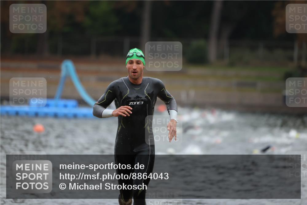 14.09.2025 - Stadtparktriathlon Michael Strokosch http://msf.ph/oto/8864043 14.09.2025 08:50:28 Schwimmen 330, 335 meine-sportfotos.de