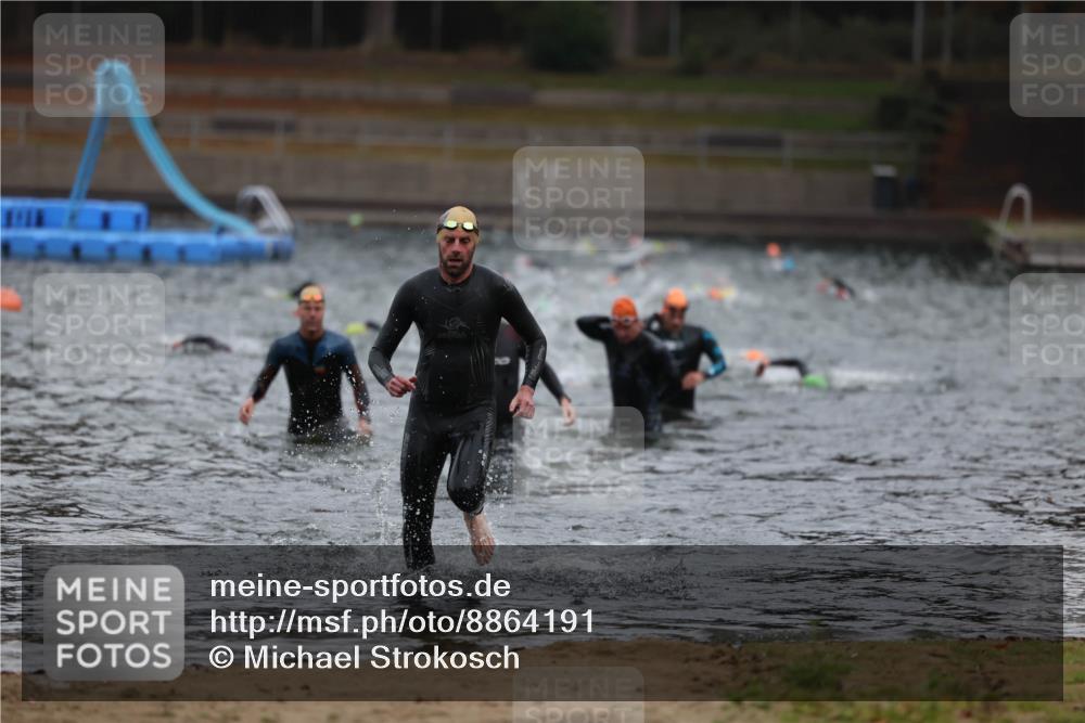 14.09.2025 - Stadtparktriathlon Michael Strokosch http://msf.ph/oto/8864191 14.09.2025 08:51:17 Schwimmen 301, 339, 350 meine-sportfotos.de