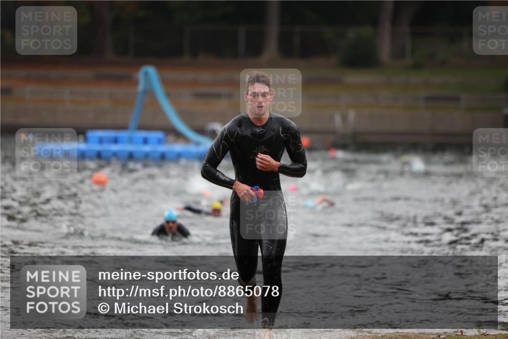 14.09.2025 - Stadtparktriathlon Michael Strokosch http://msf.ph/oto/8865078 14.09.2025 09:01:03 Schwimmen 394, 408, 431 meine-sportfotos.de