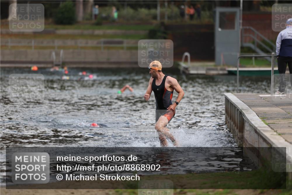 14.09.2025 - Stadtparktriathlon Michael Strokosch http://msf.ph/oto/8868902 14.09.2025 10:48:39 Schwimmen 823, 880 meine-sportfotos.de